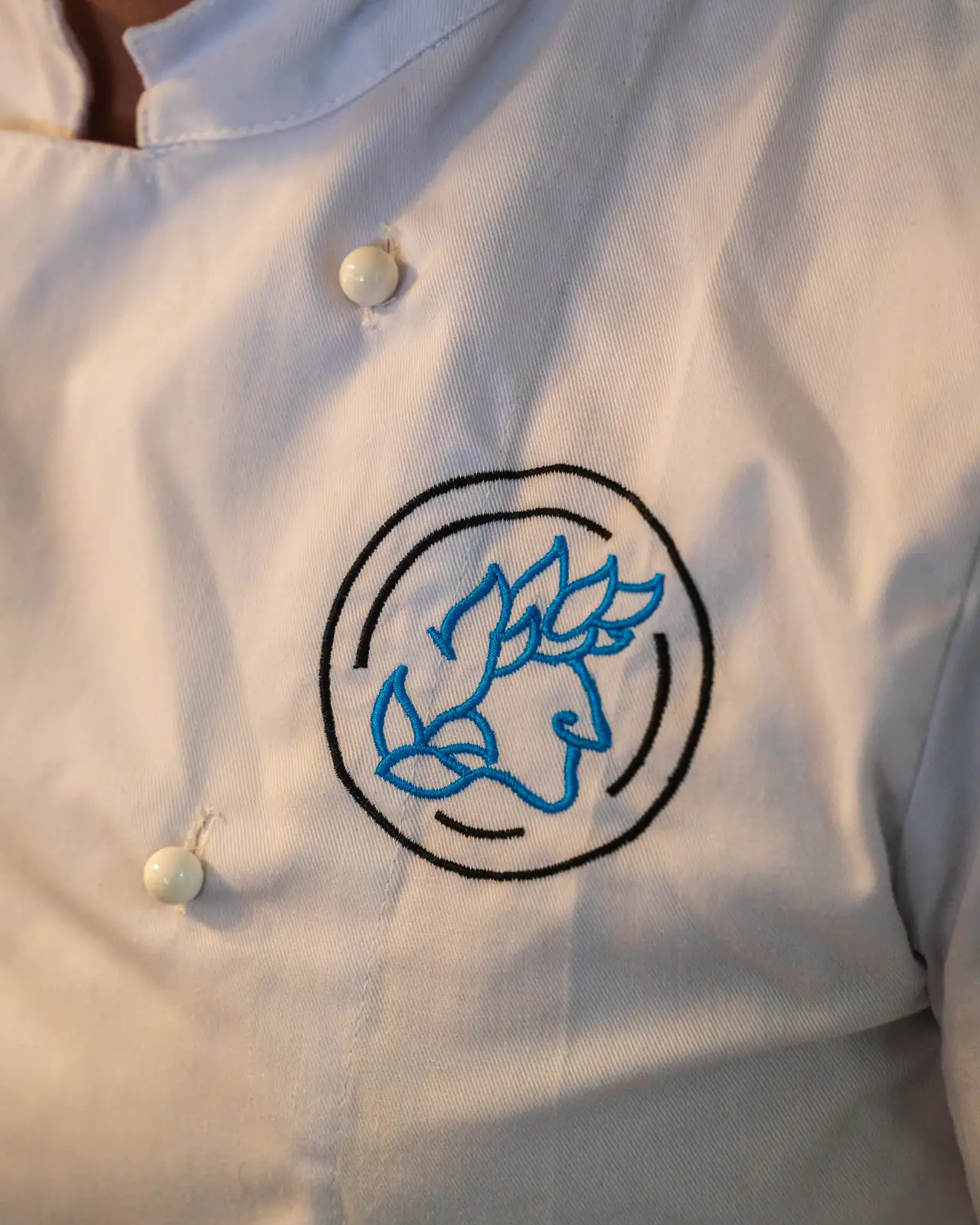 Il logo de La Terrazza di Dante ricamato sulla giacca da cucina