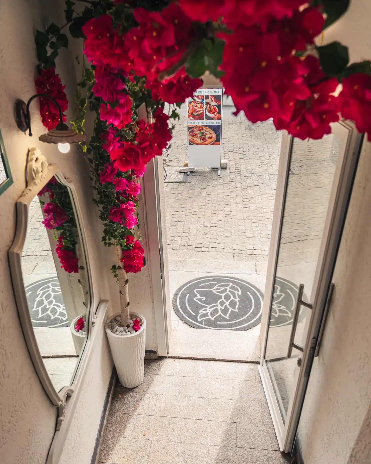 L'ingresso del ristorante con la bouganville