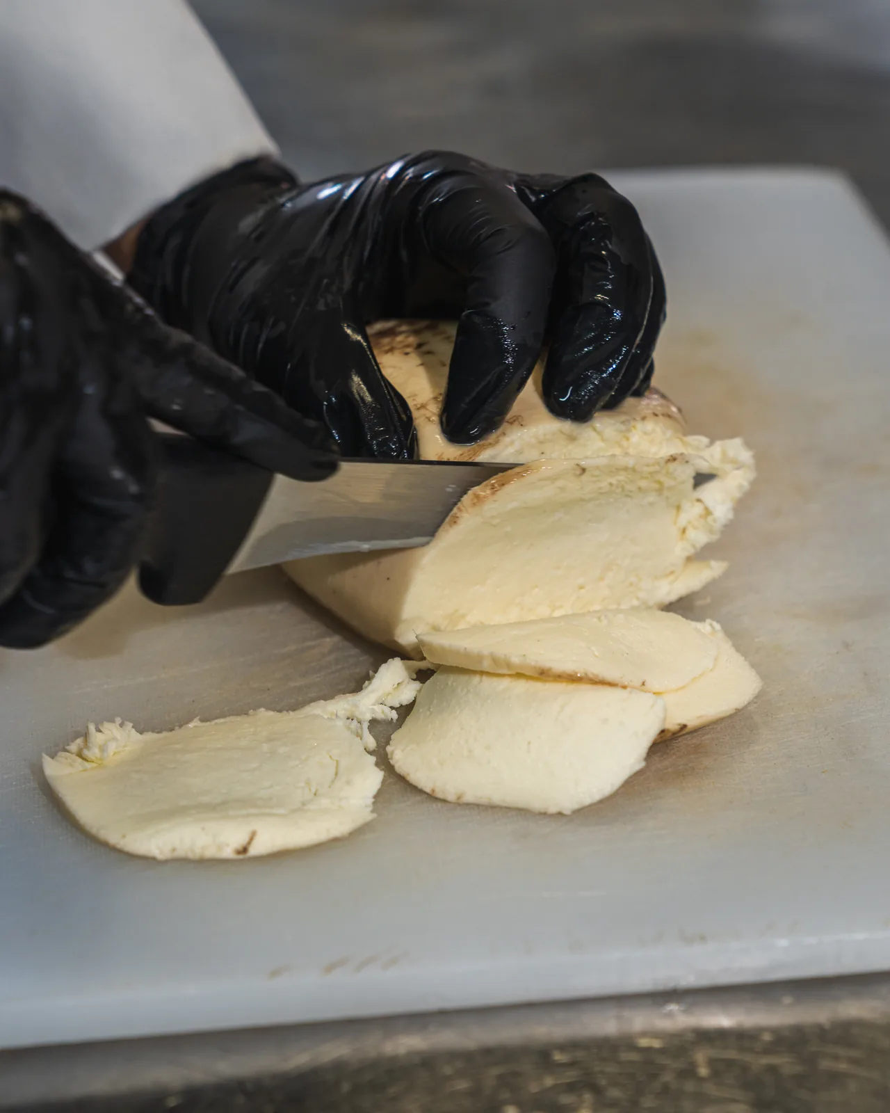 Il taglio della mozzarella in cucina